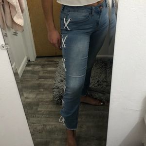 Lightwash Jeans with white detailing down the leg